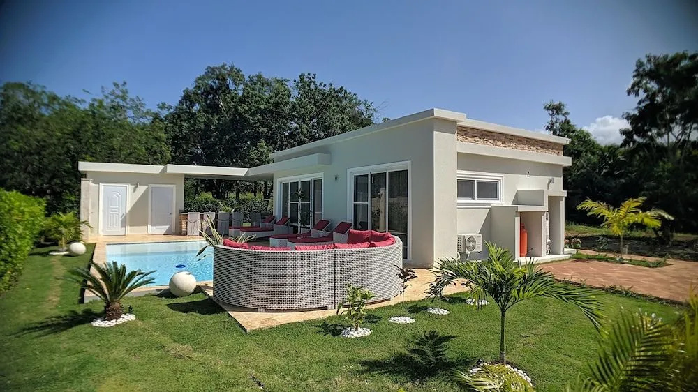 Modern & Private Tropical Villa in Gated Community Minutes From the Beach