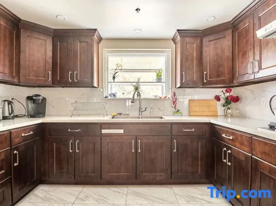 Cal King Master Suite + Sofa Bed｜Private Bath｜FreeParking