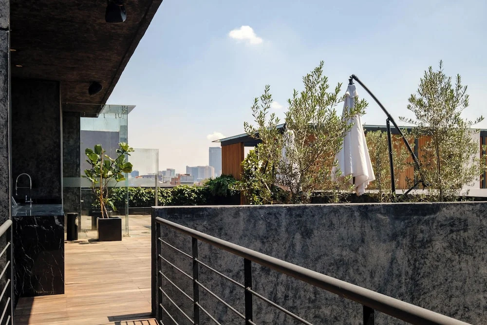Centric 2 BR Condo - Gym - Open Air Cinema