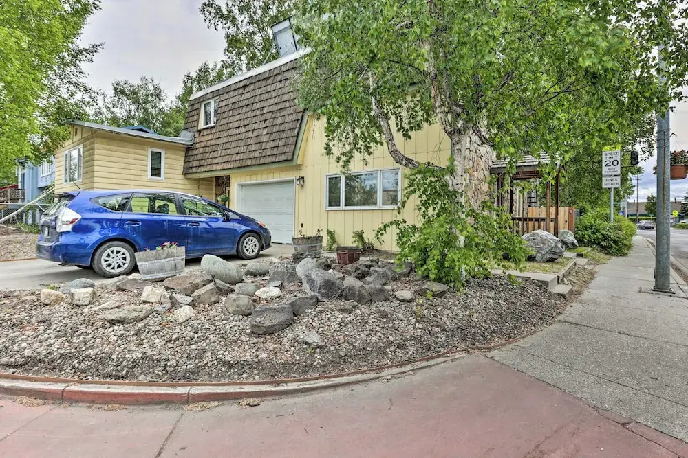 Vibrant 3BR Near Downtown w/ Fireplaces