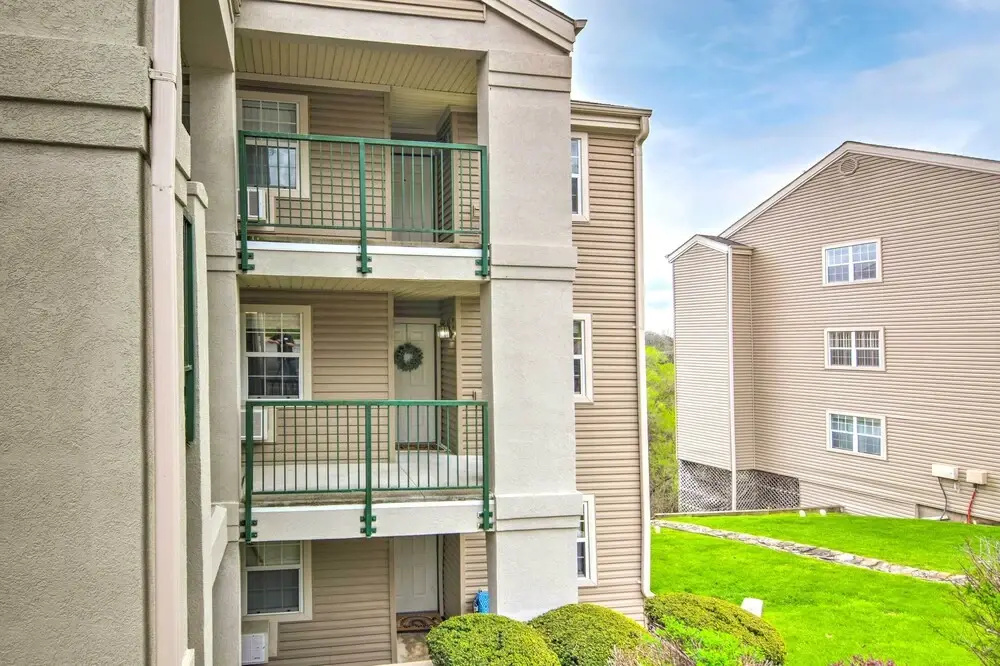 Branson Retreat w/ Balcony & 18-hole Golf Course!