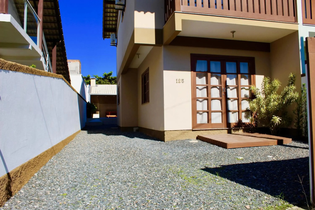 Sobrado com piscina em Mariscal Rutilio N125