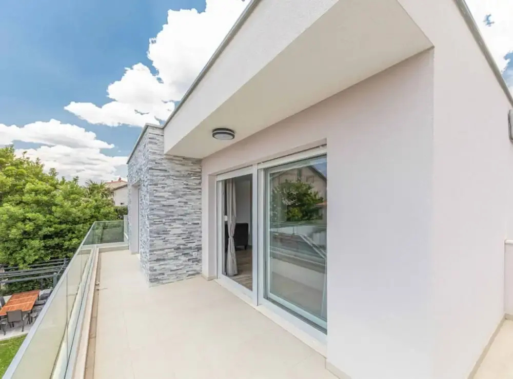 Expansive Retreat With Private Pool & Bbq, Near the Beach