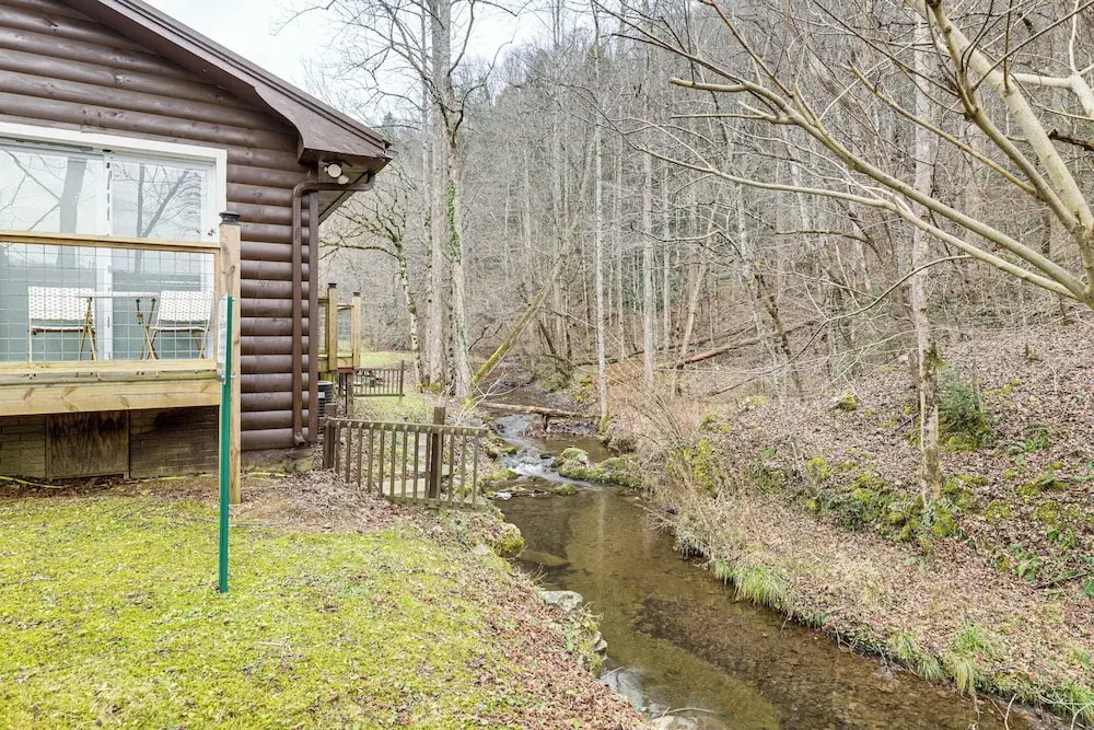 Creekside Home w/ Hot Tub, 3 Mi to Dtwn Gatlinburg