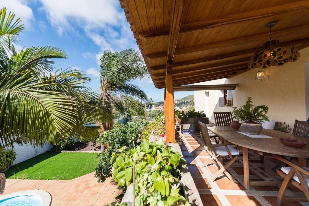 5BR Home - Pool Parking & Tennis Court
