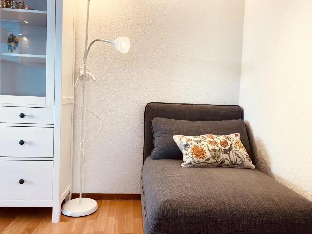 四人公寓，設有陽台，配有單人床