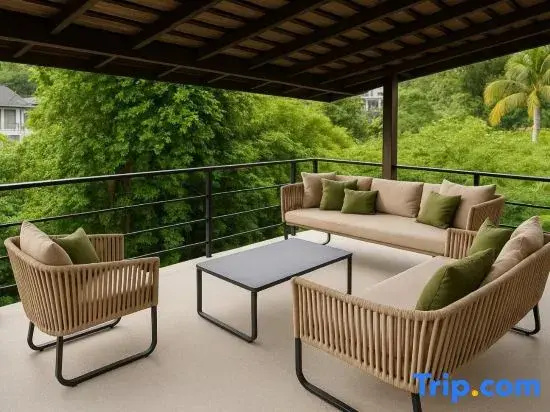 Boho 3-4 Bedroom Billa with Private Pool & Apartment, Walk to Beach