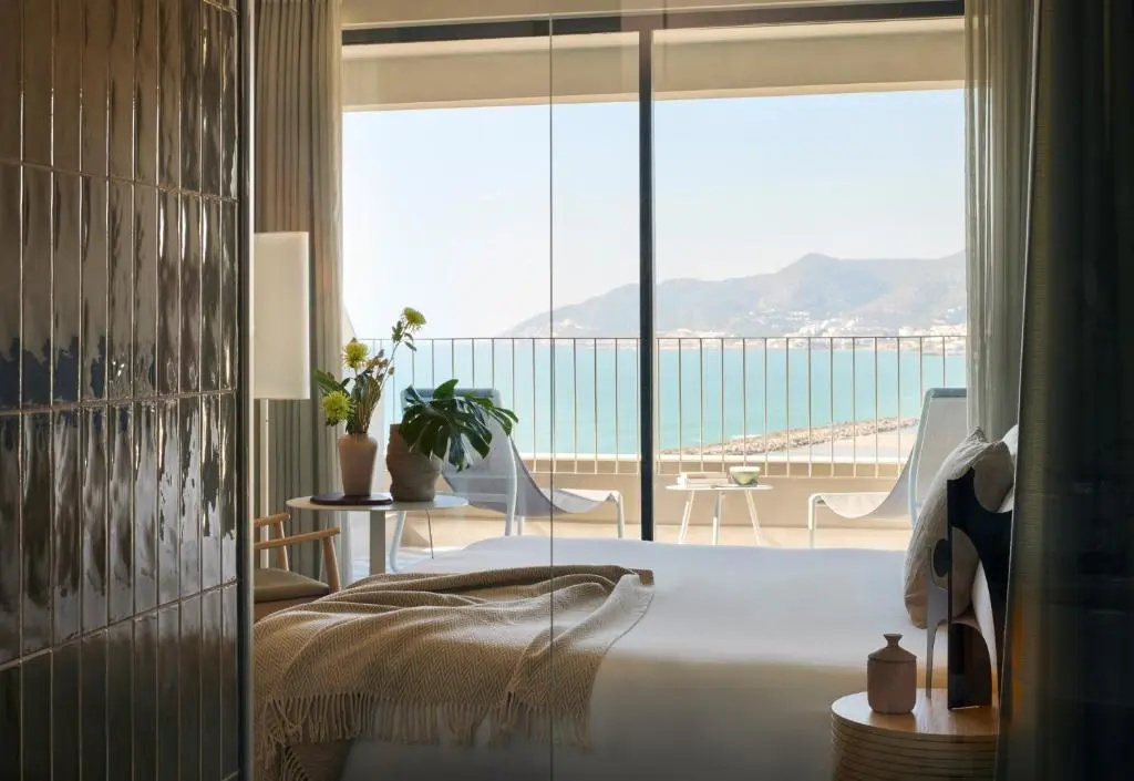 Connected Superior ME room with partial sea view