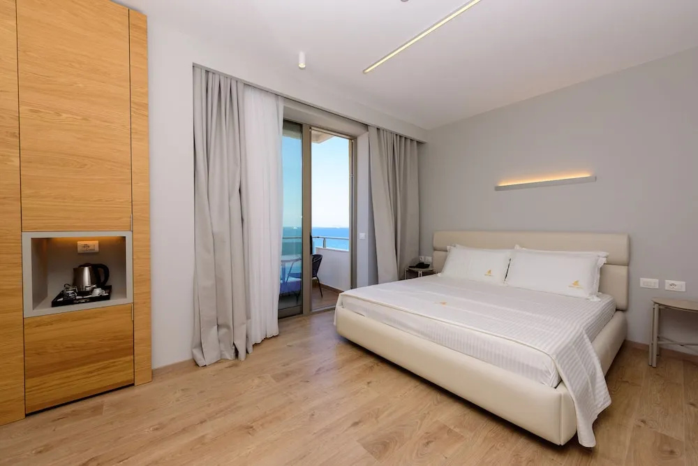 Standard Double room with sea view (full double bed)