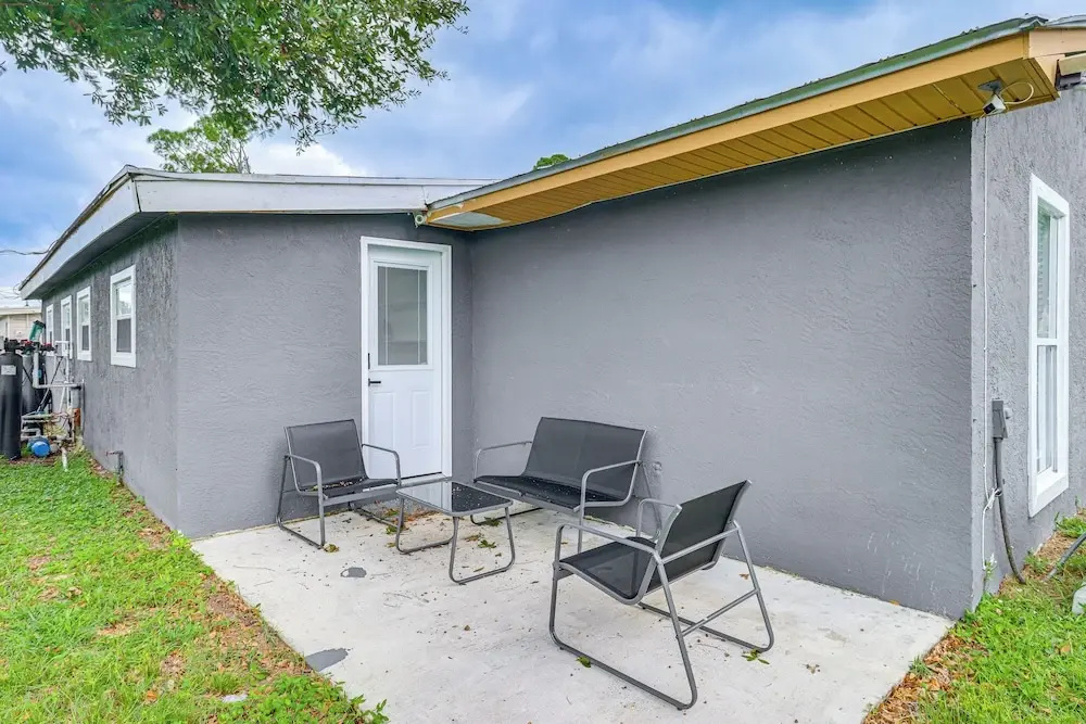 Mins to Beaches & HCA Hospital: Fort Pierce Home