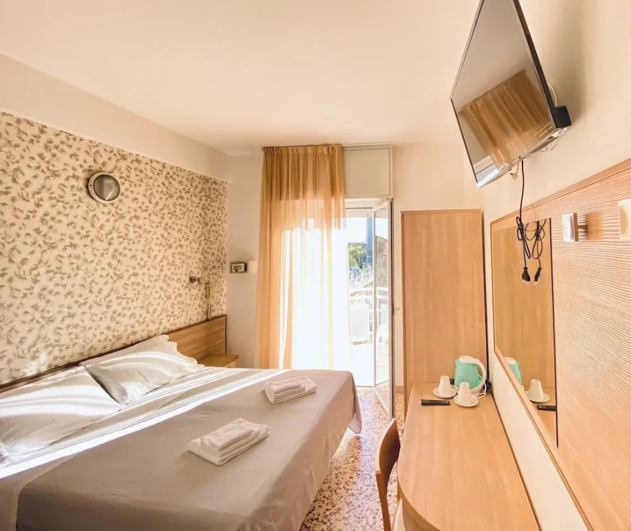 Deluxe Double room with partial sea view (full double bed)