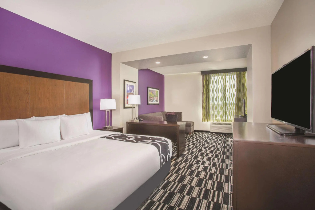 Deluxe Double room with city view (full double bed)