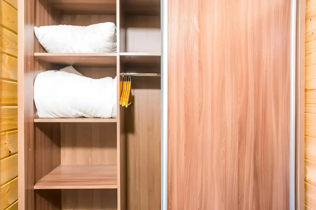 Коттедж с балконом и с видом на озеро в Горное озеро