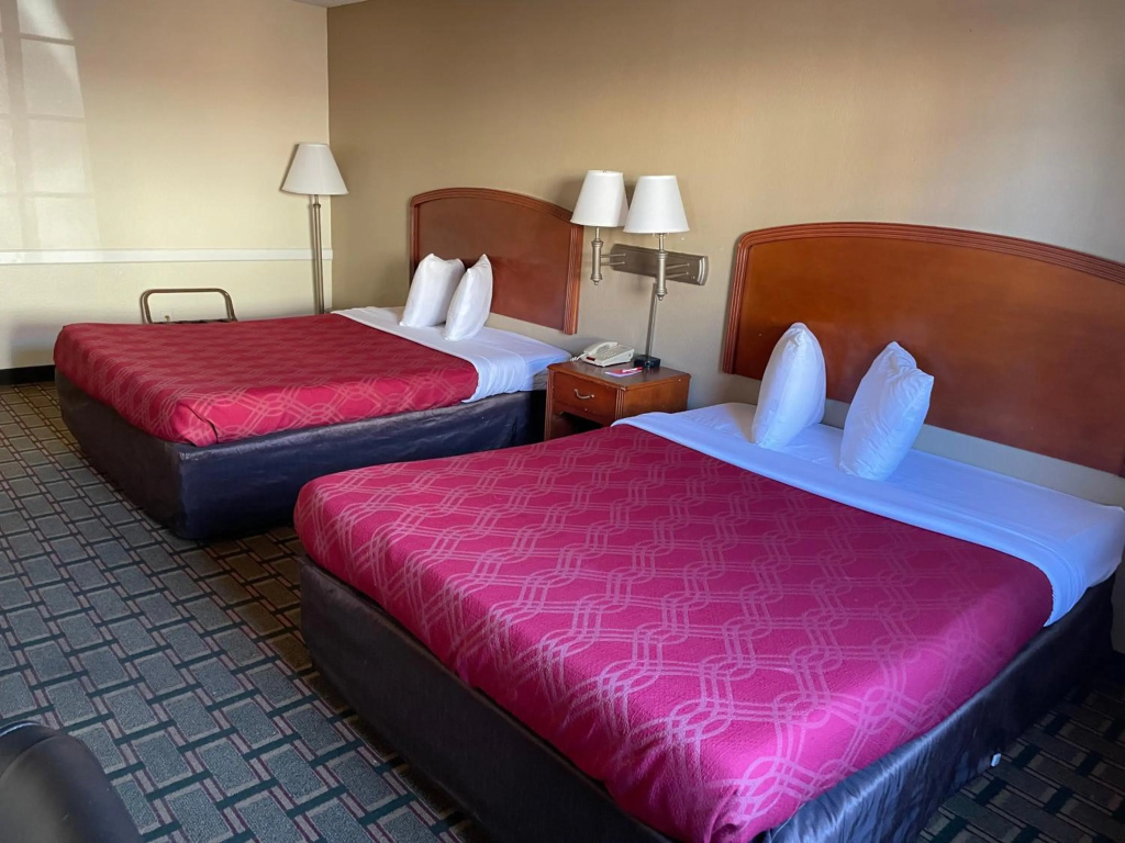 Econo Lodge Kalamazoo near Wings Stadium — 4