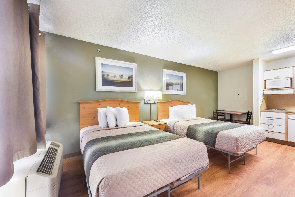 Отель HomeTowne Studios By Red Roof Dallas - North Addison/ Tollway в Далласе