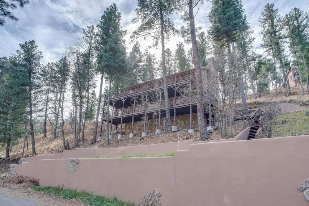 Ruidoso Cabin Retreat w/ Multi-level Deck