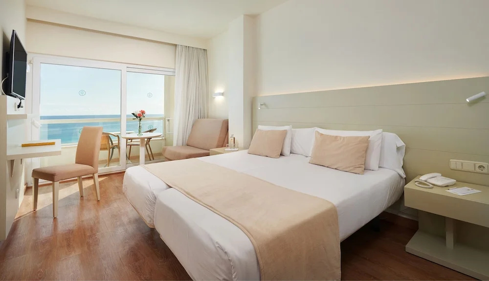 Double room with balcony and with sea view full double bed