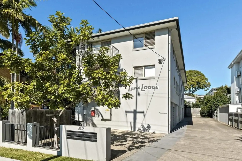 Charming 3-bed Apartment Near Local Shops