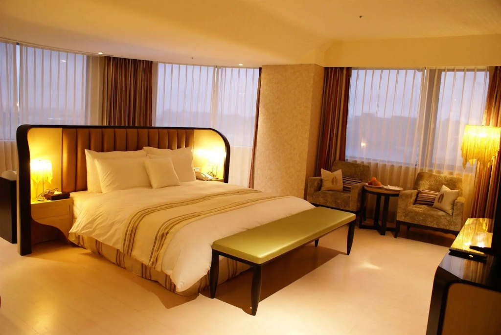 Monarch Skyline Hotel - фото 7