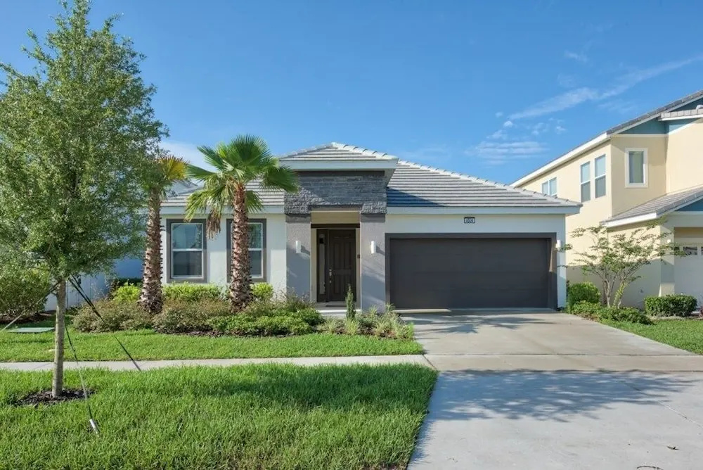 4-bedroom House w/ Private Pool - Great Location Home