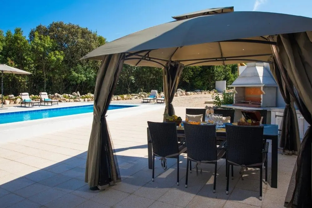 Beautiful 4-bed Villa for up to 10 Guests