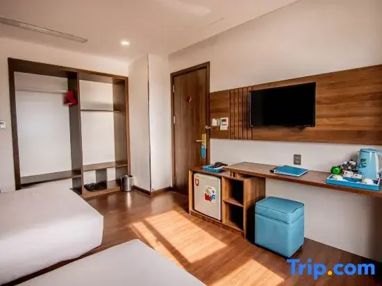 Deluxe Triple room with city view