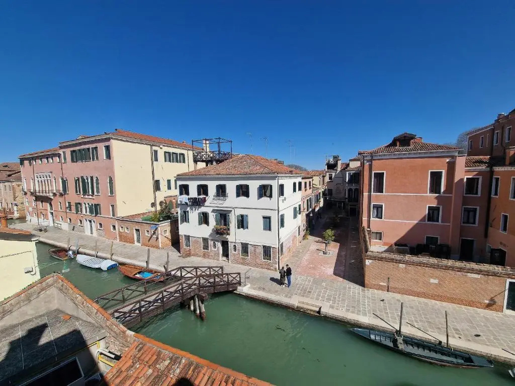 Deluxe Double room with canal view (full double bed)