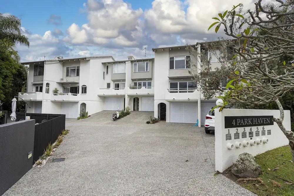 Beachside 2-bed House With Pool, Courtyard & BBQ