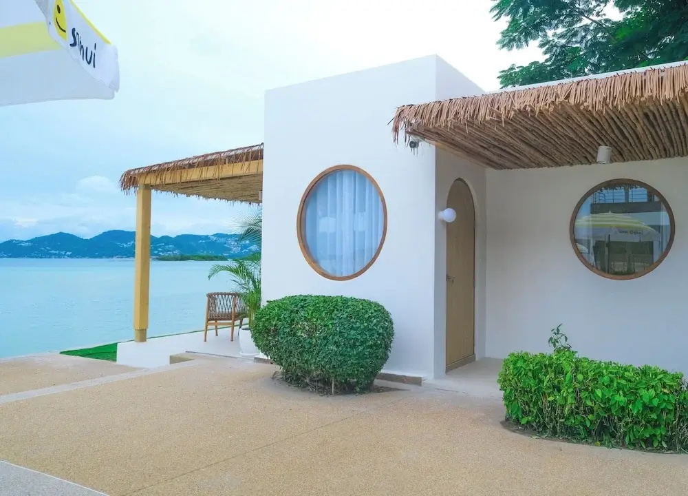 Villa with balcony and beachfront