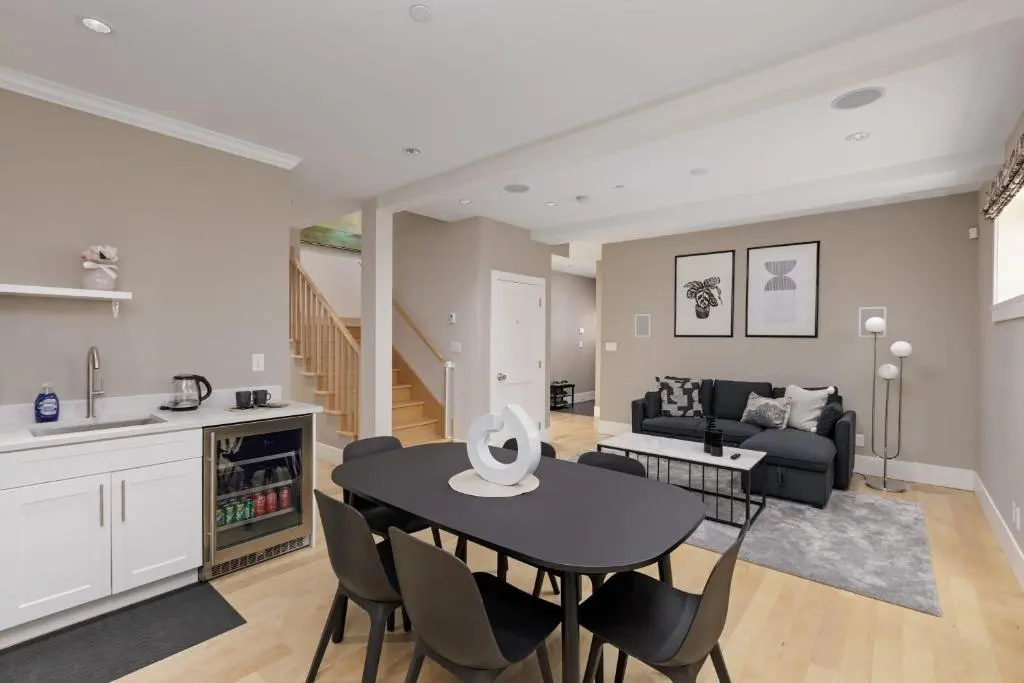 Stunning 3 Bedroom Secondary Suite N Van - фото 19
