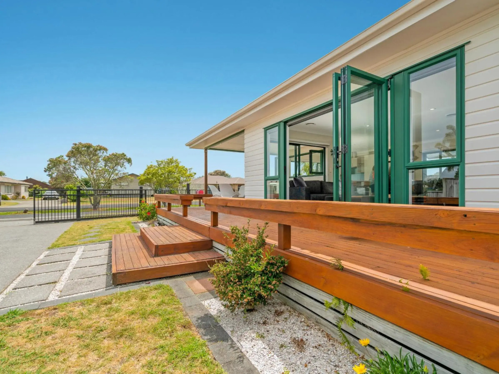The Sunny Bach - Cooks Beach Holiday Home