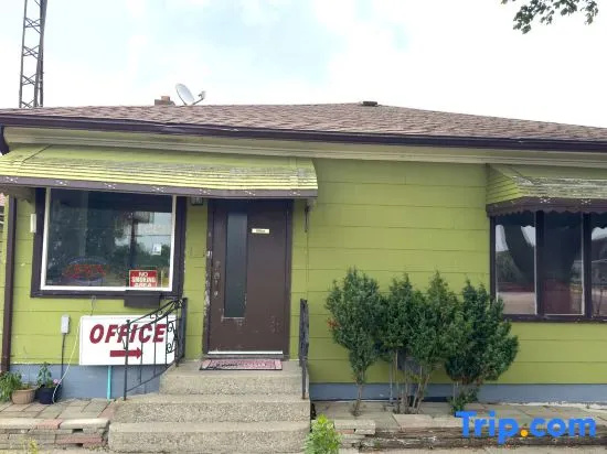 Queen's Motel Blenheim Near Lake Erie ON