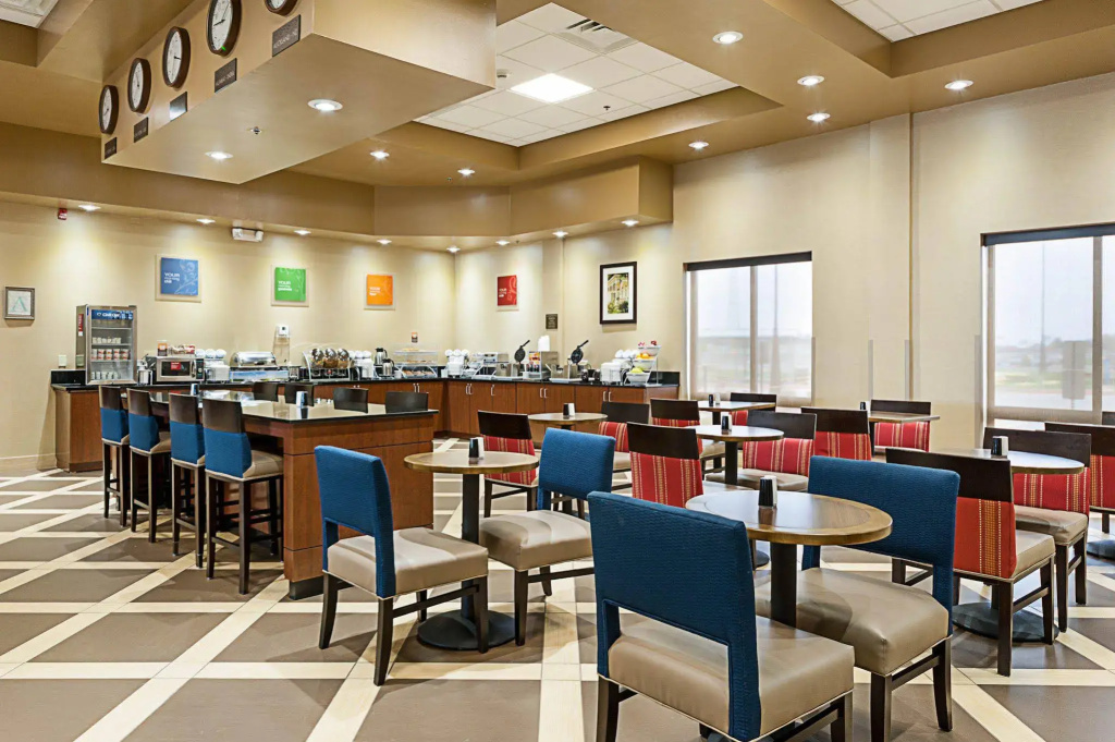 Comfort Suites - фото 32