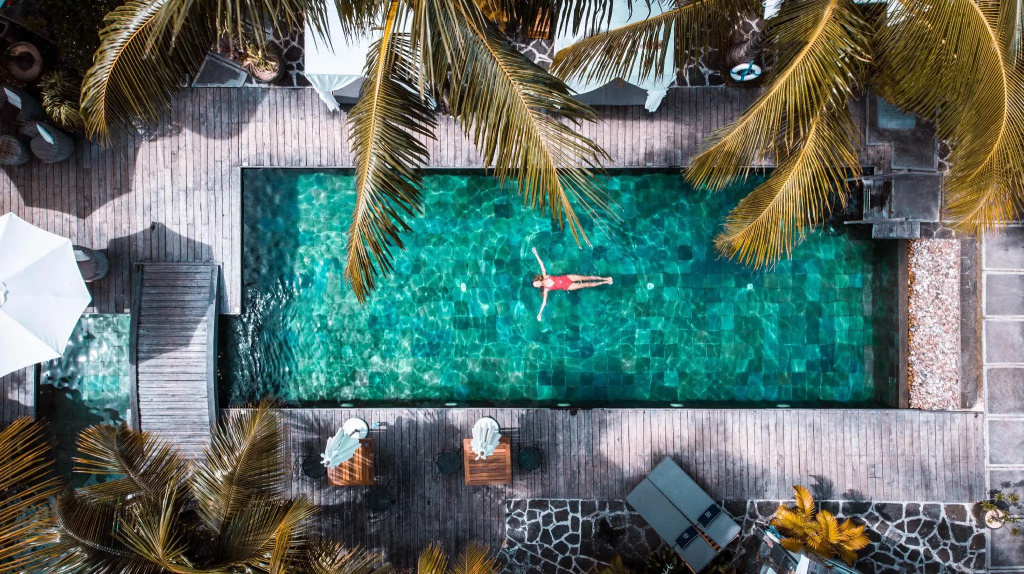 Suite with pool view