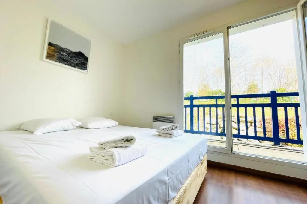 Spacious apartment with garden near the BEACHES