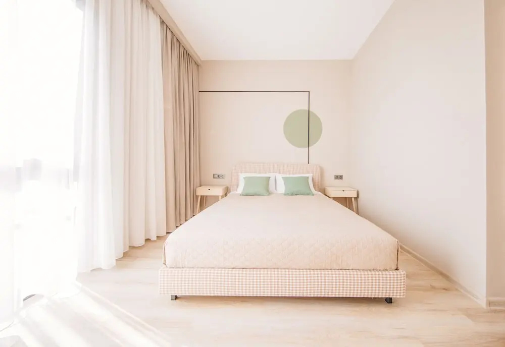 Business Double room with balcony (full double bed)