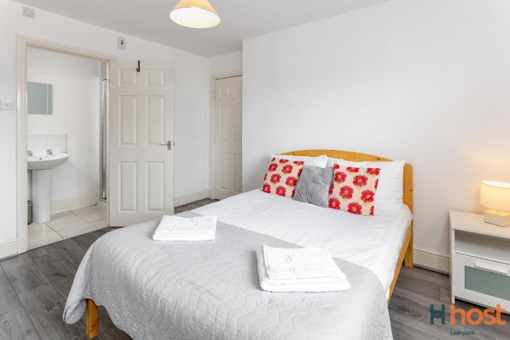Host Liverpool - Rooms in a spacious CoLiving and CoWorking home with garden, and parking close to centre
