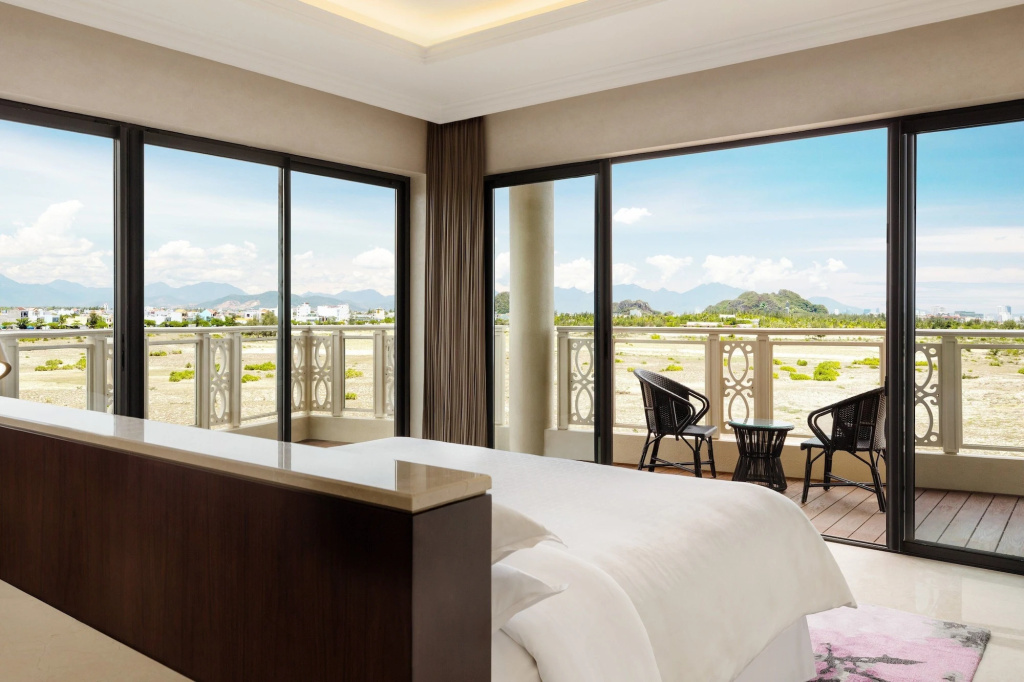 Отель Sheraton Grand Danang Beach Resort & Spa в Дананге