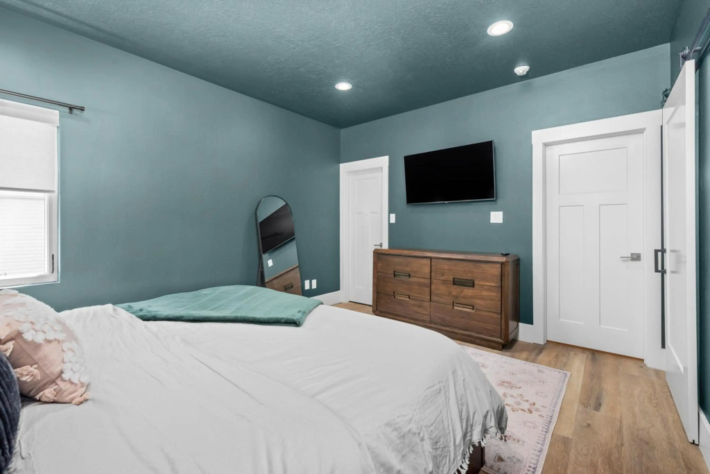 New Mountain Retreat with Hot Tub & Putting Green