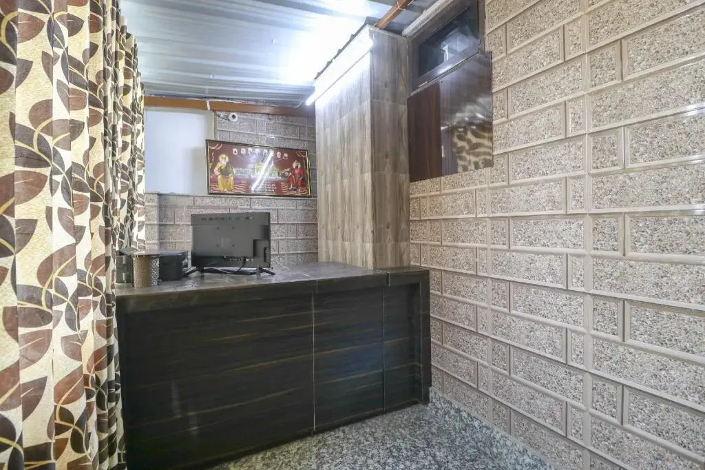 Hotel Famous Inn by OYO Rooms