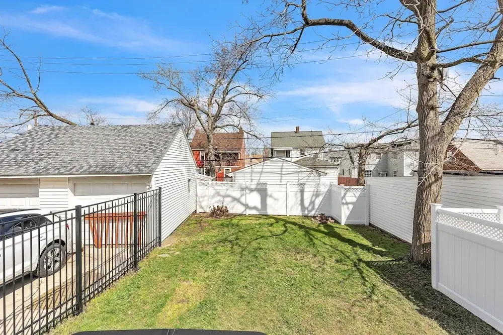 Cozy Getaway With Hot Tub, Patio & Fenced Yard 3 Bedroom Home