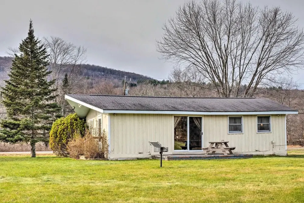 Cozy Franconia Cottage w/ Community Pool & Hot Tub