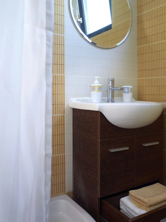 Classic Double room with courtyard view (full double bed)