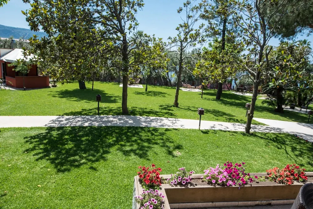 Standard Double room with lake view (full double bed)