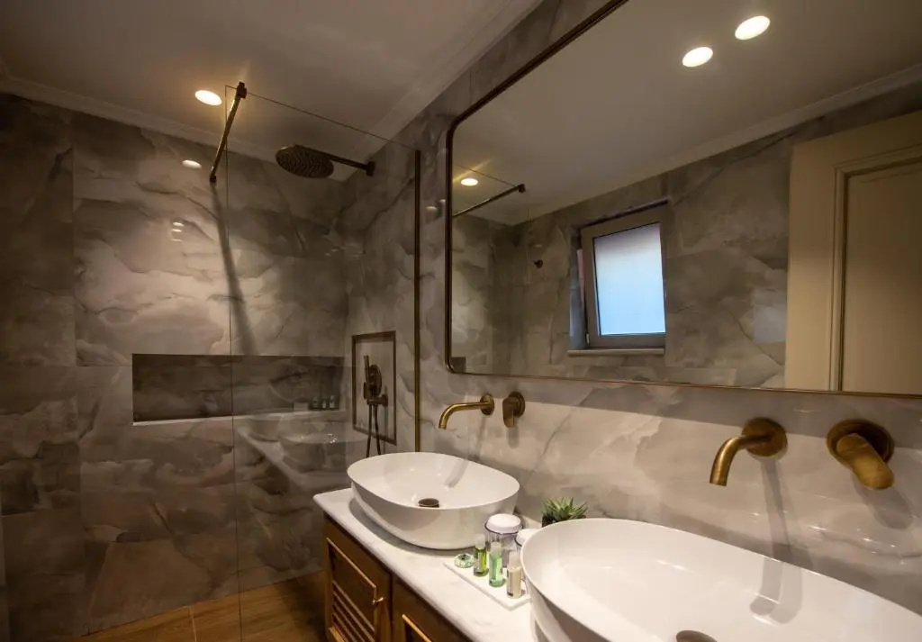 Deluxe Double room (full double bed)