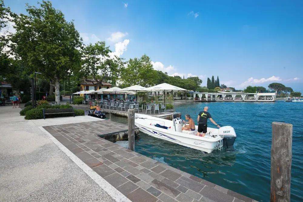 Ambra Lakeside Retreat&view / Terrace