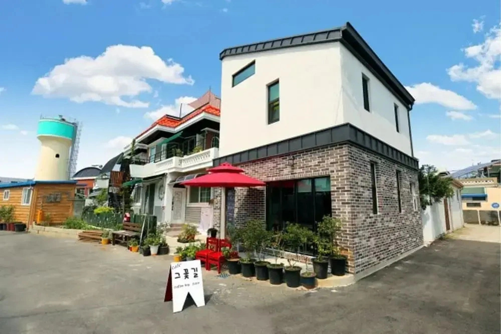 The Flower Road Guesthouse