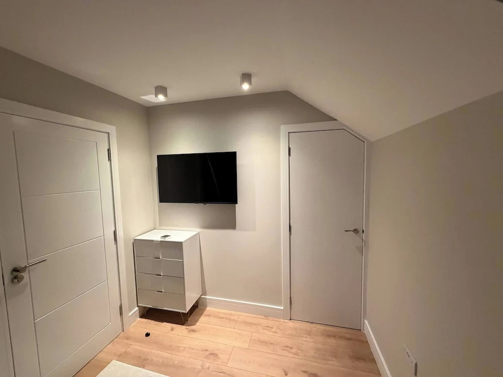 Modern 5BR Home new