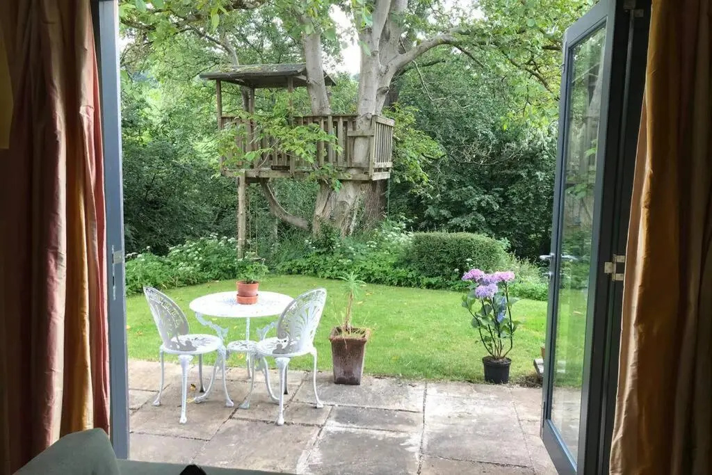 Garden hideaway, self-contained, edge of Bath