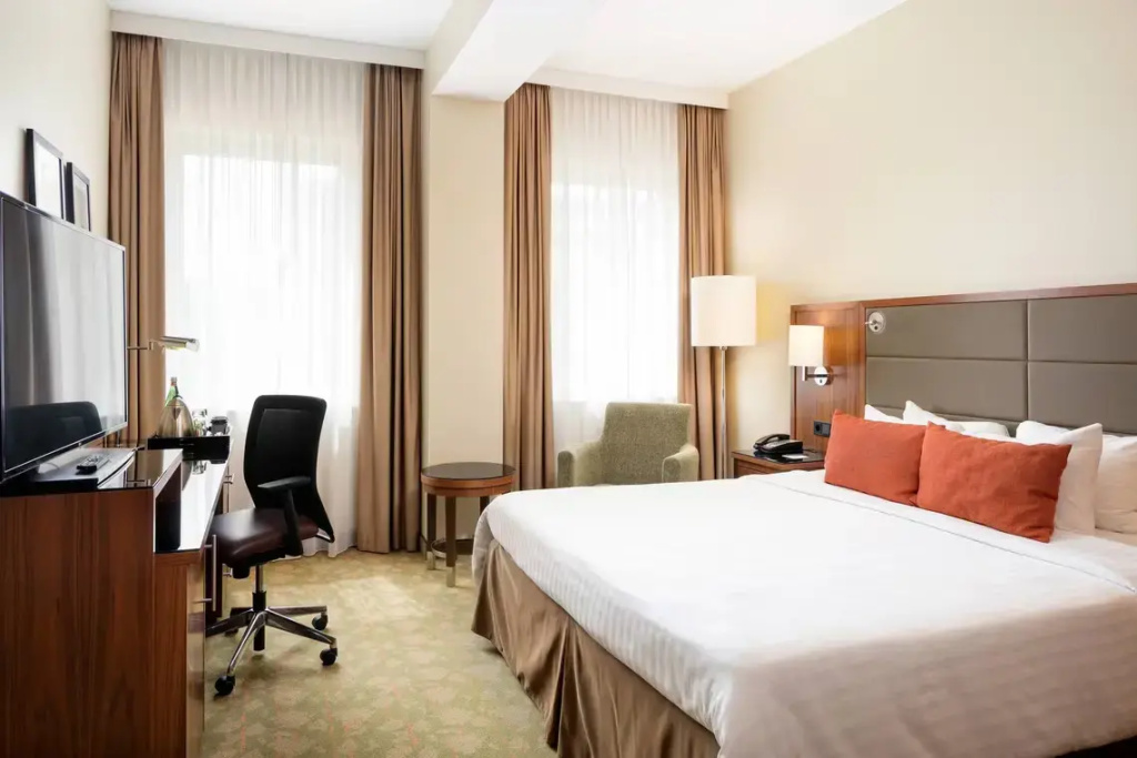 2 Bedrooms Double Suite with city view (full double bed)
